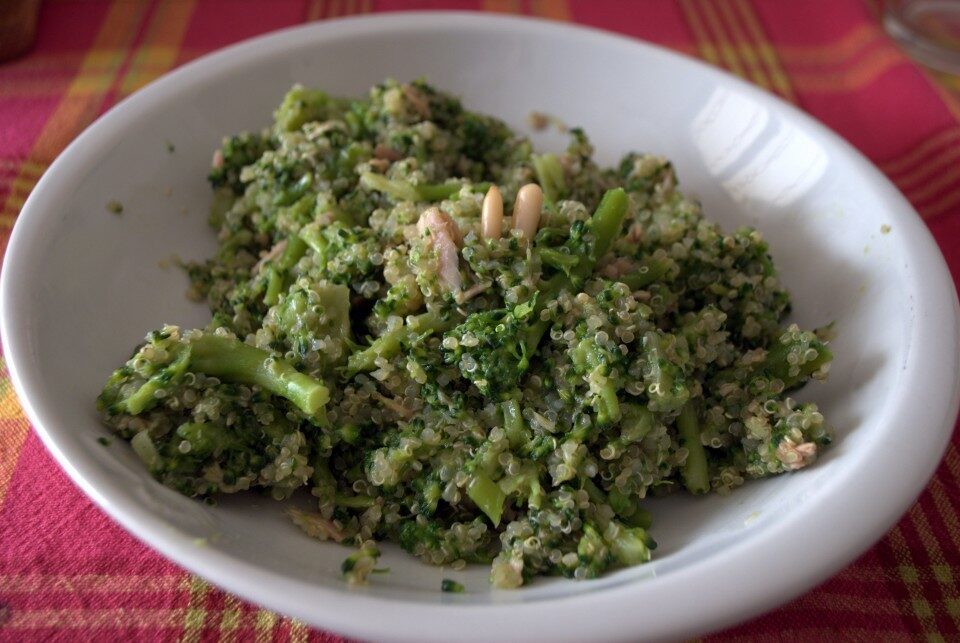 Insalata di quinoa, broccoli e tonno