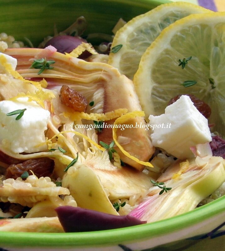 Insalata di quinoa, carciofi e feta con olive, uvetta e limone