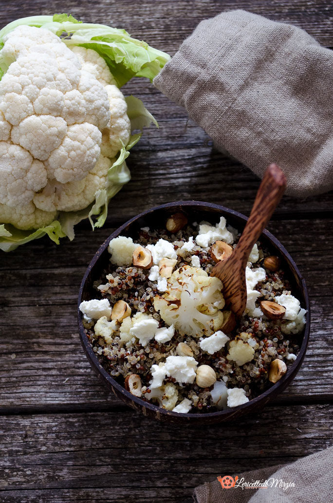 Insalata di quinoa con cavolfiore grigliato nocciole e feta