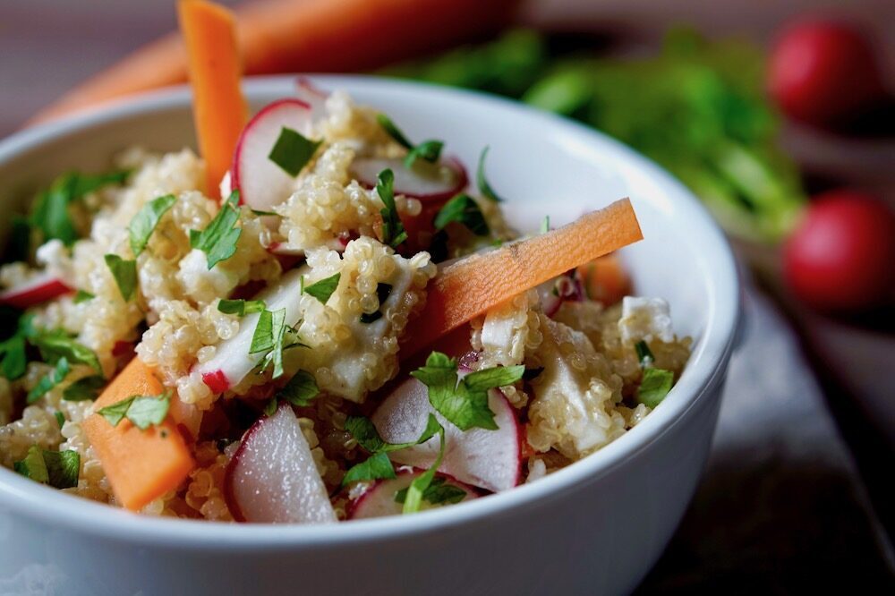 Insalata di quinoa con feta, carote e ravanelli