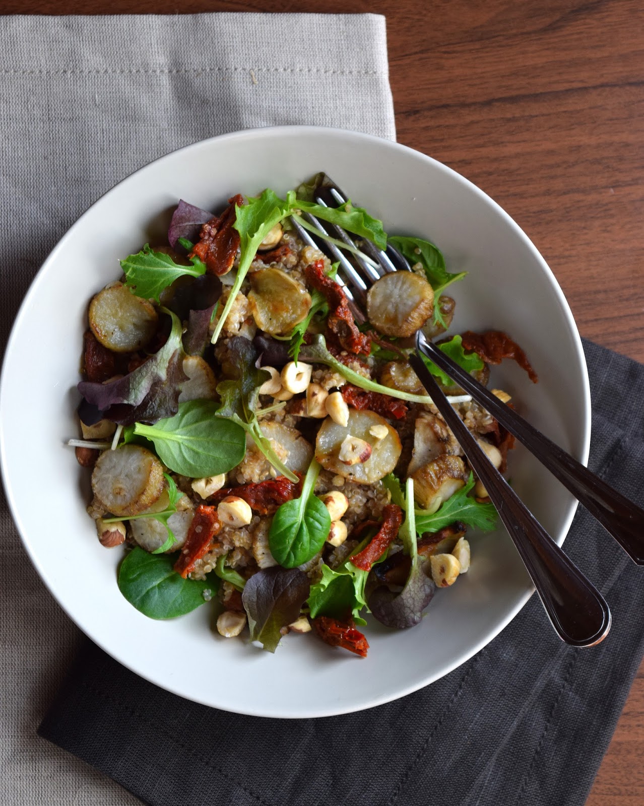 Insalata di quinoa con topinambur, nocciole e pomodori secchi