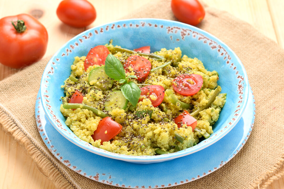 Insalata di quinoa con verdure curcuma e semi di chia