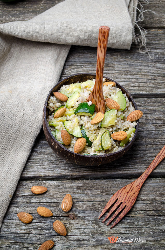 Insalata di quinoa con zucchine e mandorle
