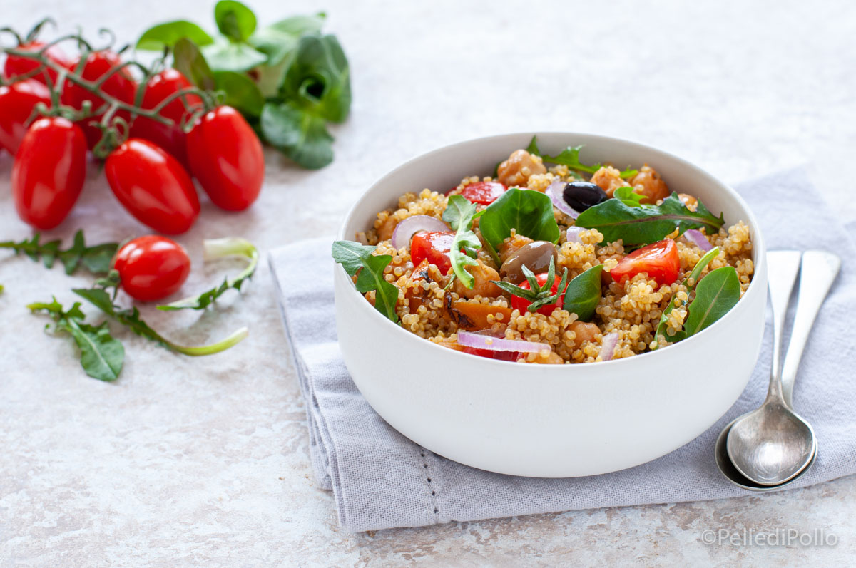 Insalata di quinoa e ceci con spezie e verdure