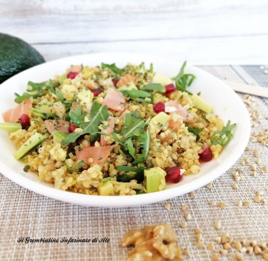 Insalata di quinoa e grano saraceno con rucola e avocado