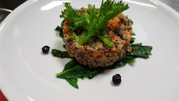 Insalata di quinoa patate cime di rapa mirtilli
