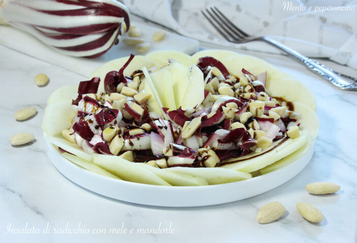 Insalata di radicchio con mele e mandorle