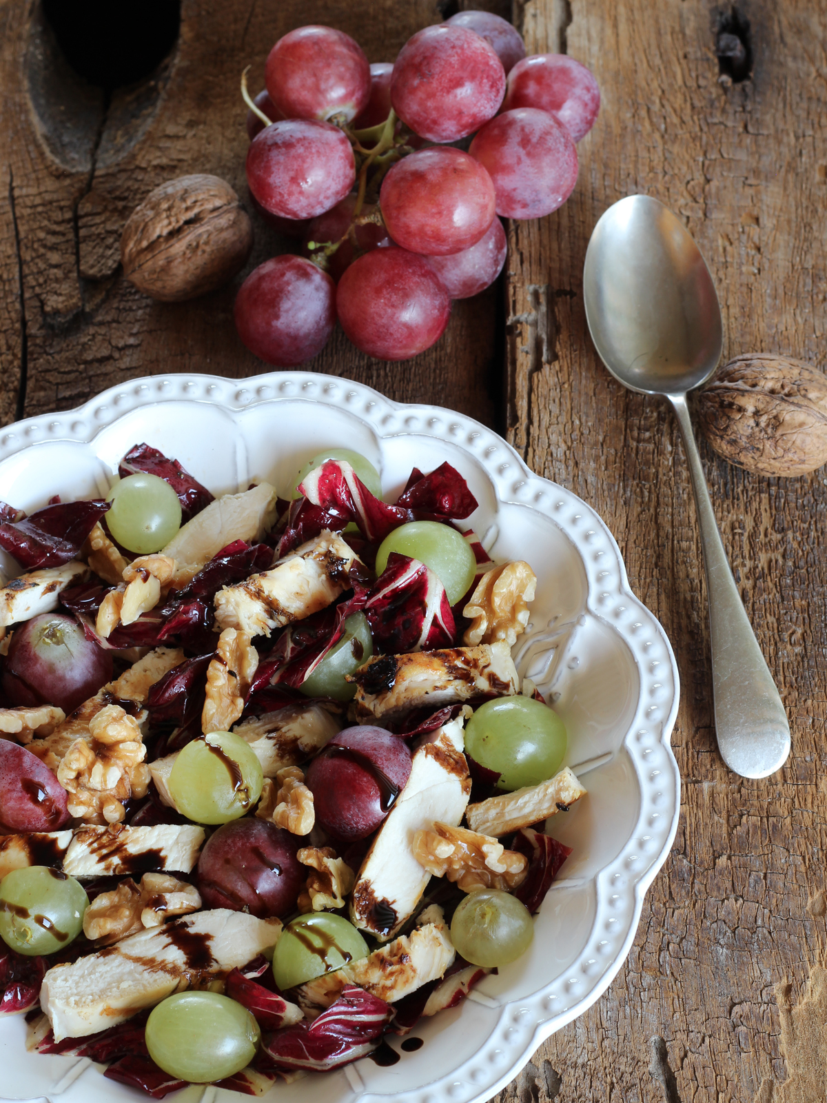 Insalata di Radicchio con Pollo, Noci ed Uva