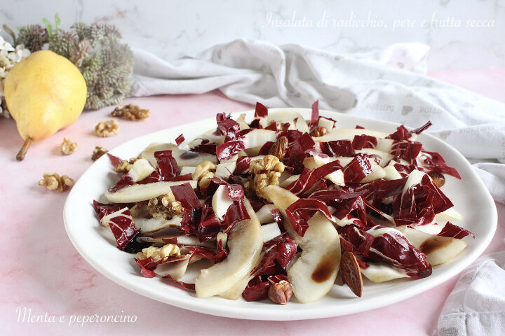 Insalata di radicchio, pere e frutta secca