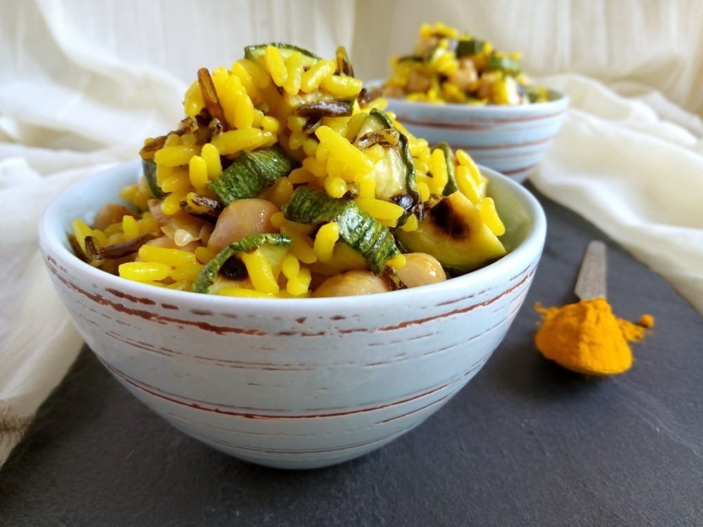Insalata di riso alla curcuma con ceci e zucchine