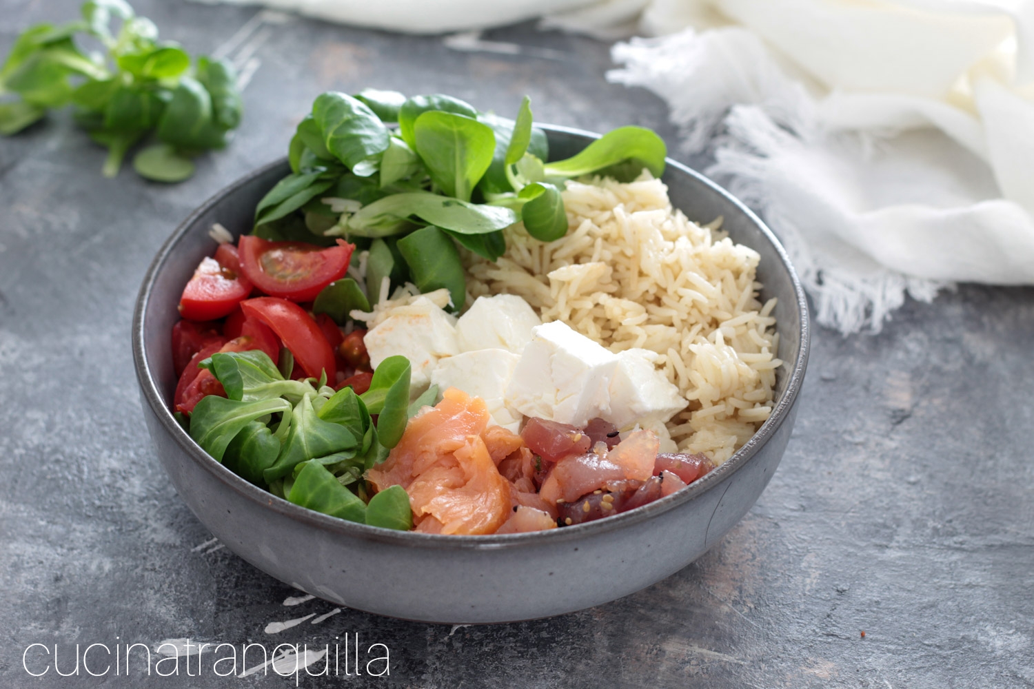 Insalata di riso basmati con feta e salmone
