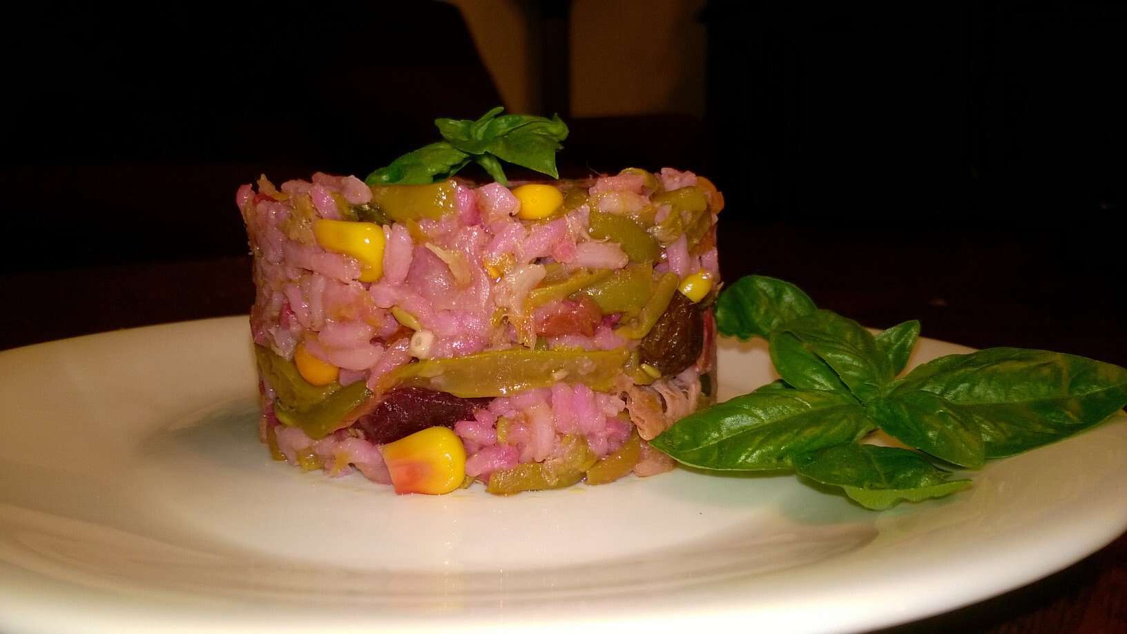 Insalata di riso con barbabietola rossa, noci e uvetta