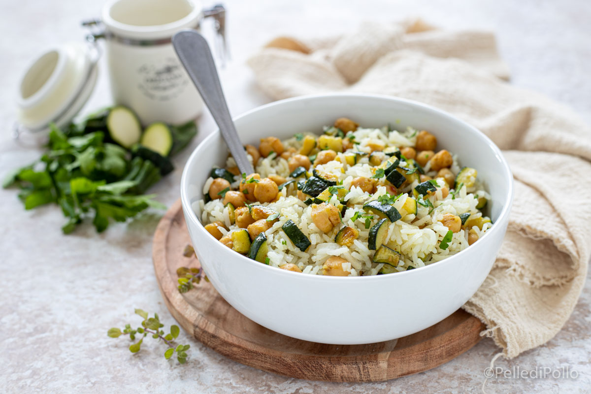 Insalata di riso con ceci e zucchine al curry