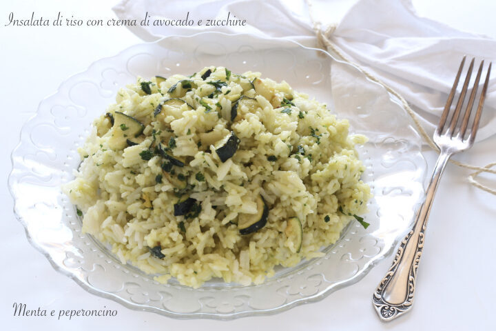 Insalata di riso con crema di avocado e zucchine