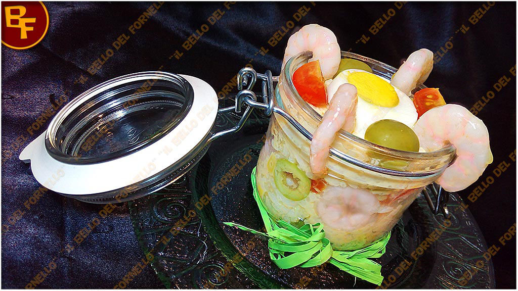 Insalata di riso con gamberetti olive e uovo sodo