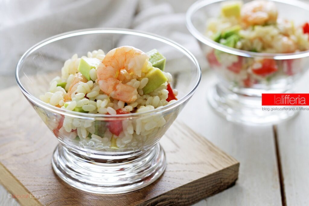 Insalata di riso con gamberi e avocado