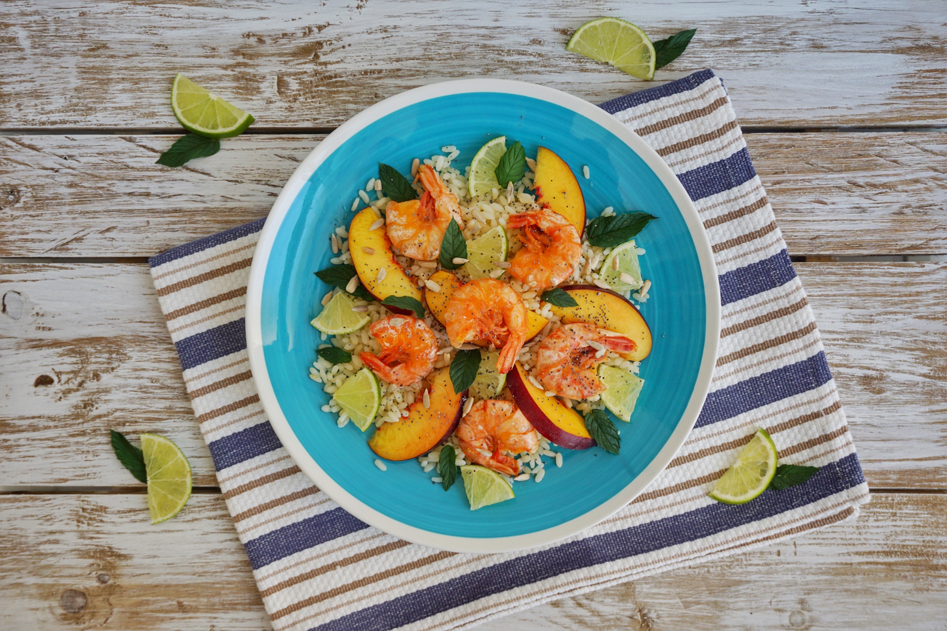 Insalata di riso con gamberi, lime e pesca