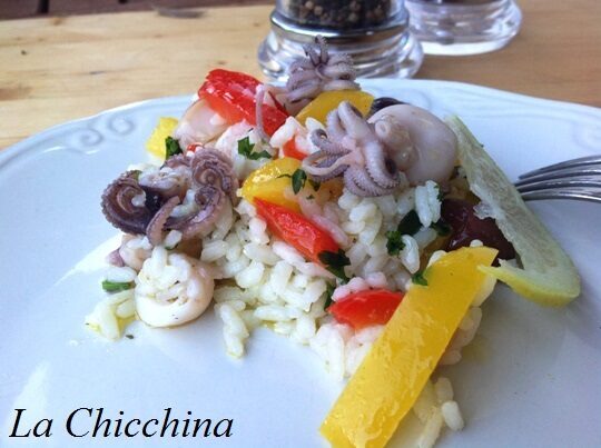 Insalata di riso con moscardini, seppie e peperoni