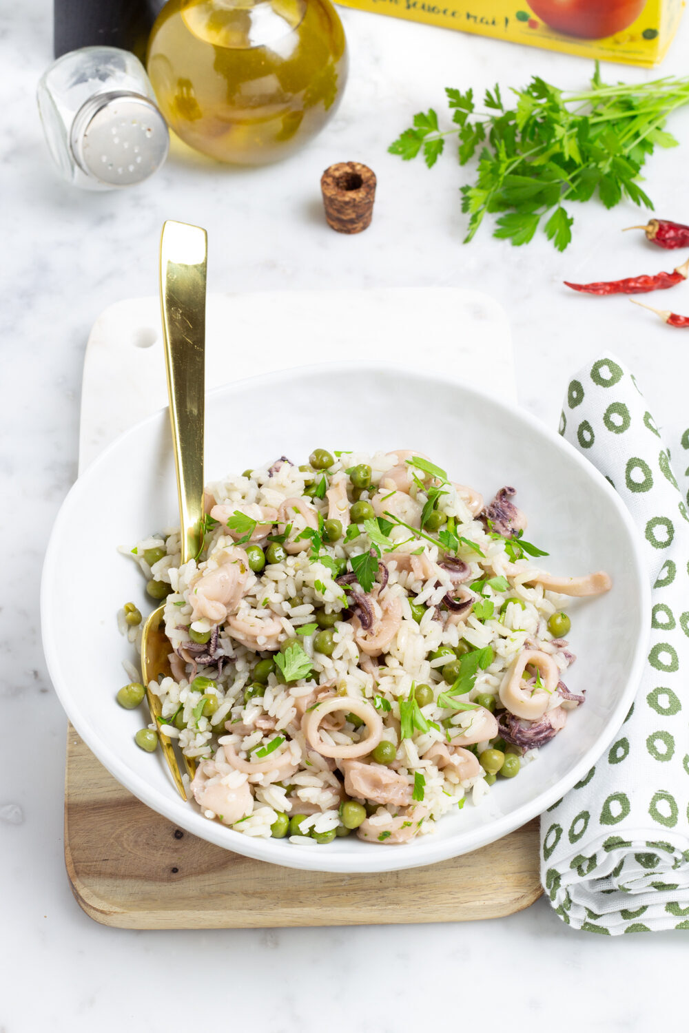 Insalata di riso con piselli e calamari