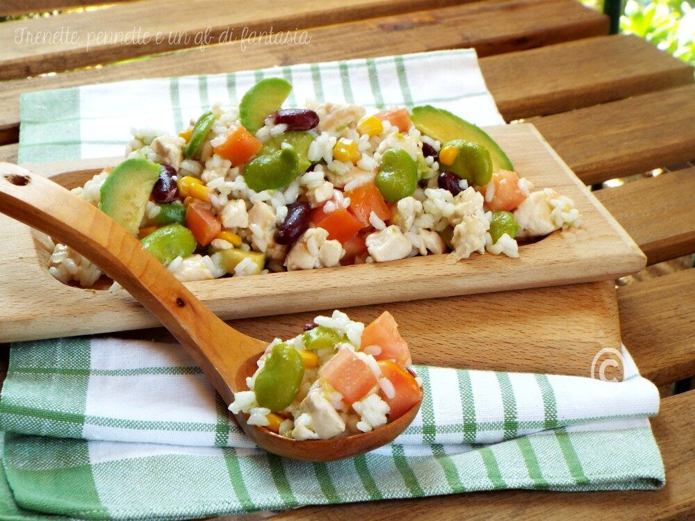 Insalata di riso con pollo, verdure e avocado