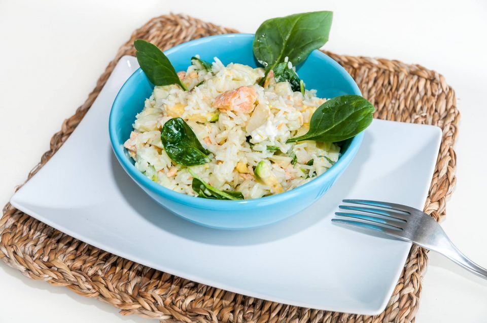 Insalata di riso con salmone, finocchio, spinacino, avocado e salsa yogurt