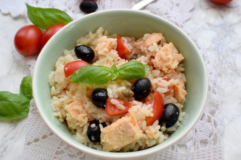 Insalata di riso con salmone, olive nere e capperi