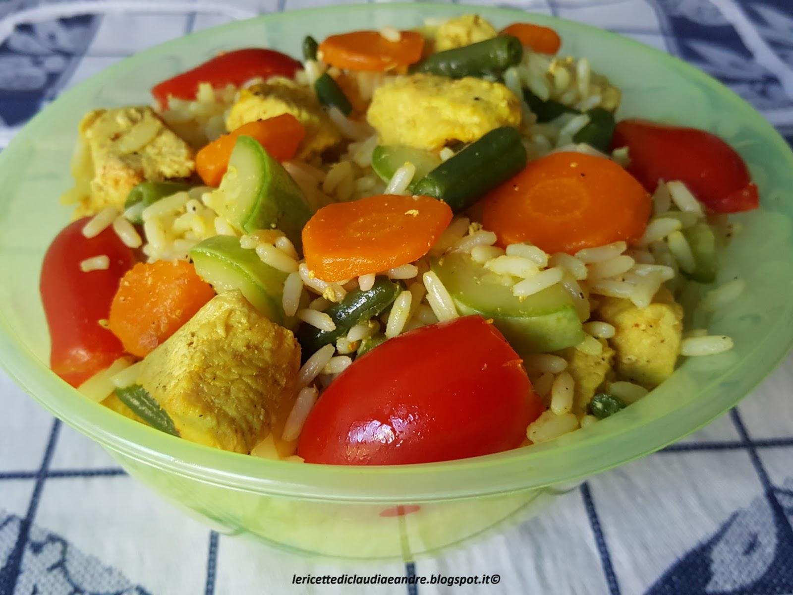 Insalata di riso con tacchino alla curcuma, fagiolini, carote, pomodorini e zucchine