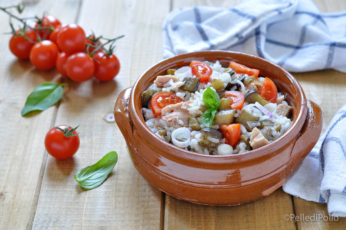 Insalata di riso con tonno melanzane e pomodori