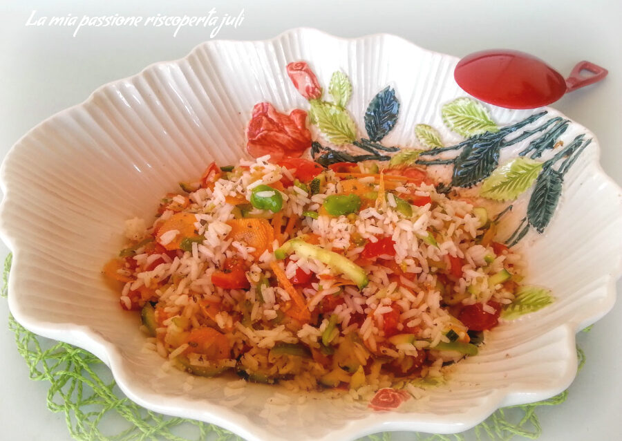 Insalata di riso con verdure crude