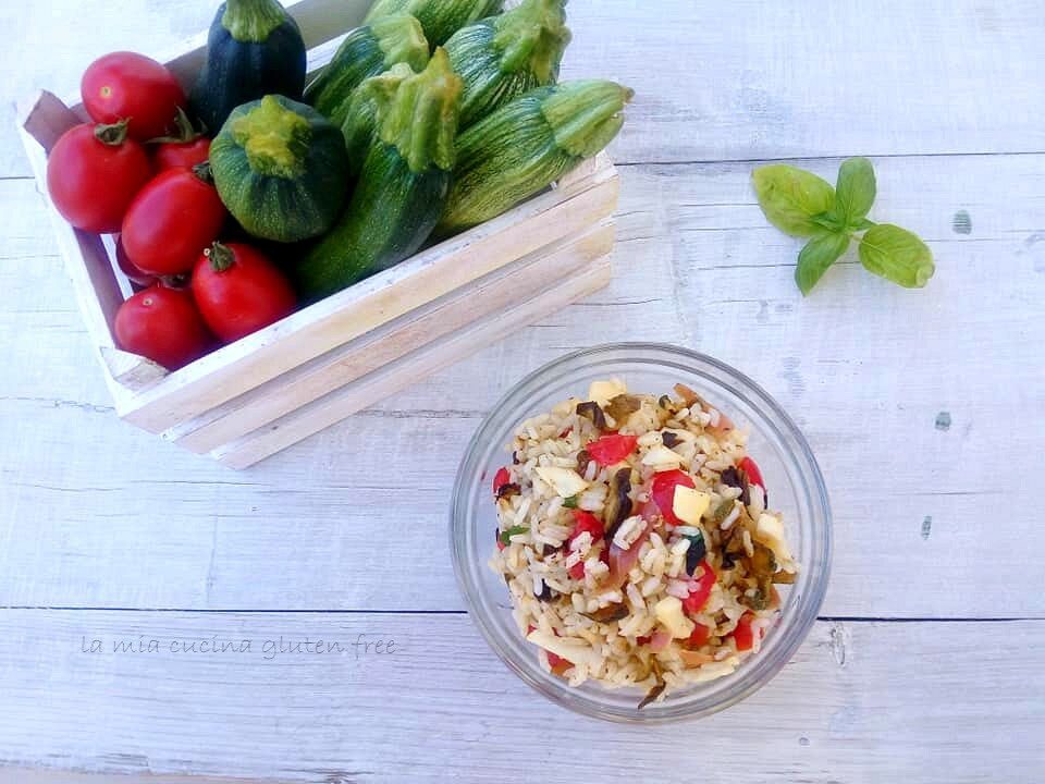 Insalata di riso con verdure e pomodori