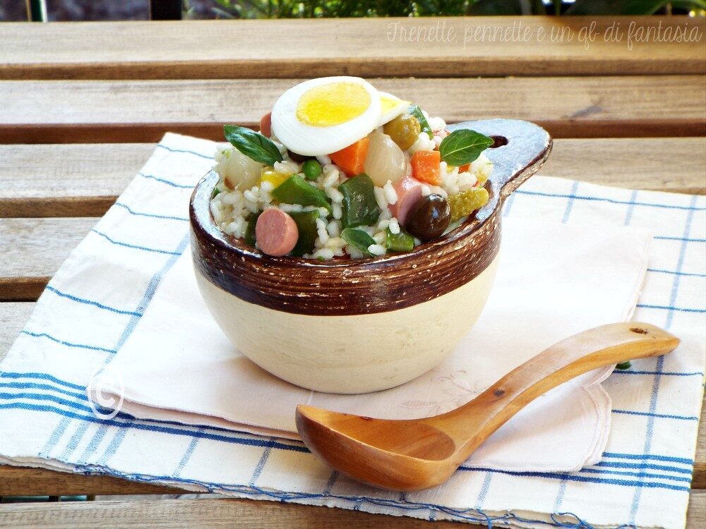 Insalata di riso con verdure, uova e wurstel