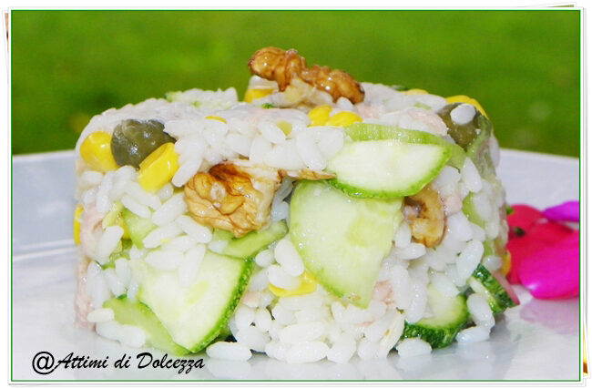 Insalata di riso con zucchine crude e noci
