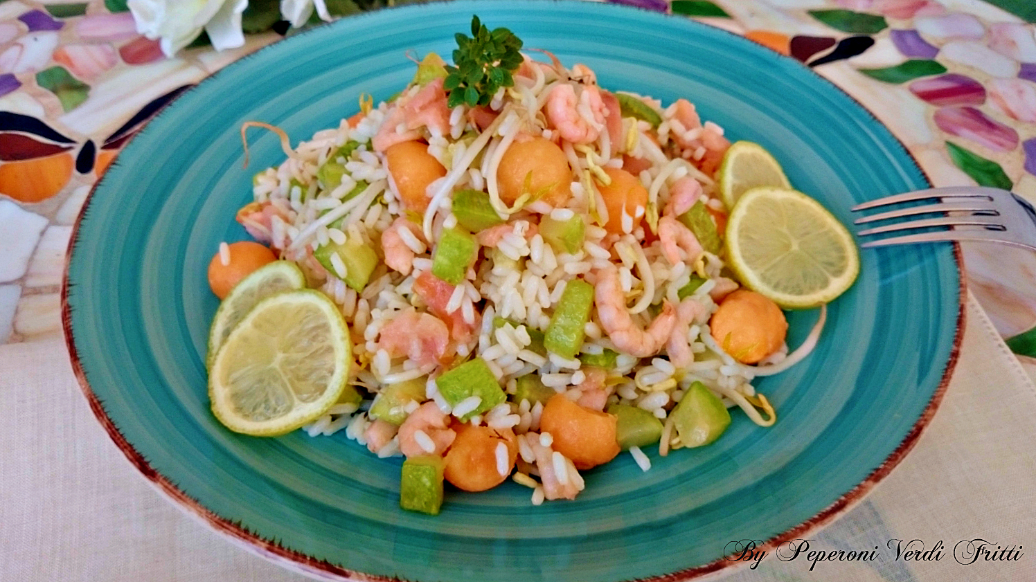 Insalata di riso con zucchine, melone e gamberetti