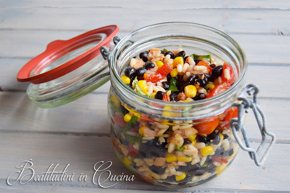 Insalata di riso, fagioli neri e mais