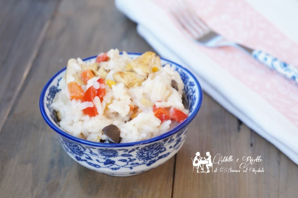 Insalata di riso freddo con dadini di pollo