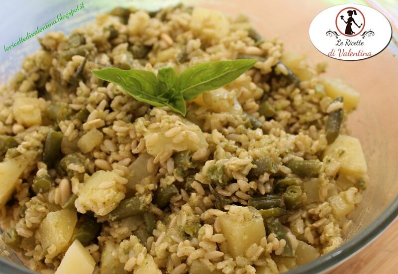 Insalata di riso integrale al pesto con patate e fagiolini
