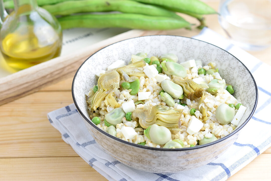 Insalata di riso integrale con carciofi e fave