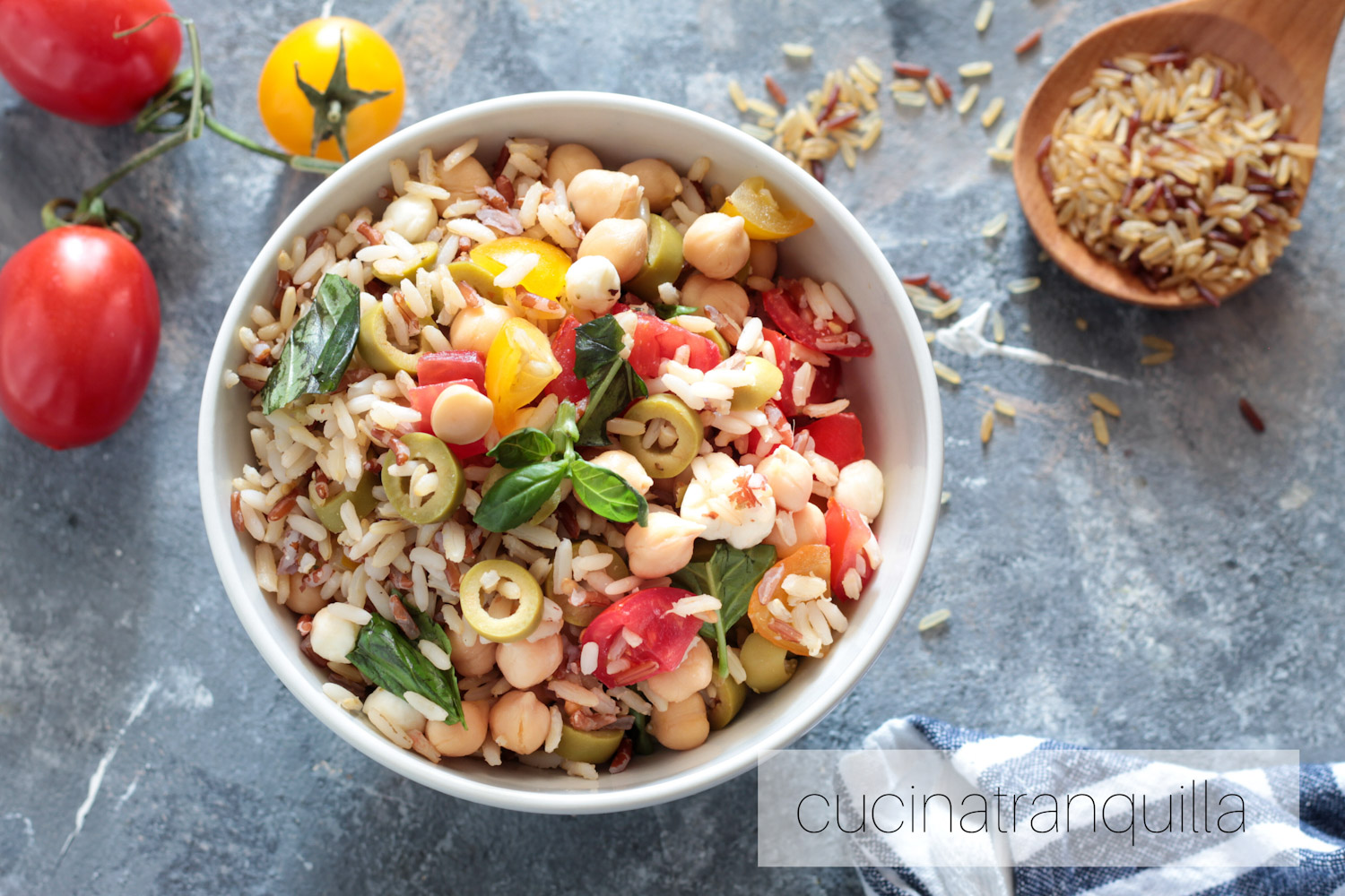 Insalata di riso integrale con pomodorini e ceci