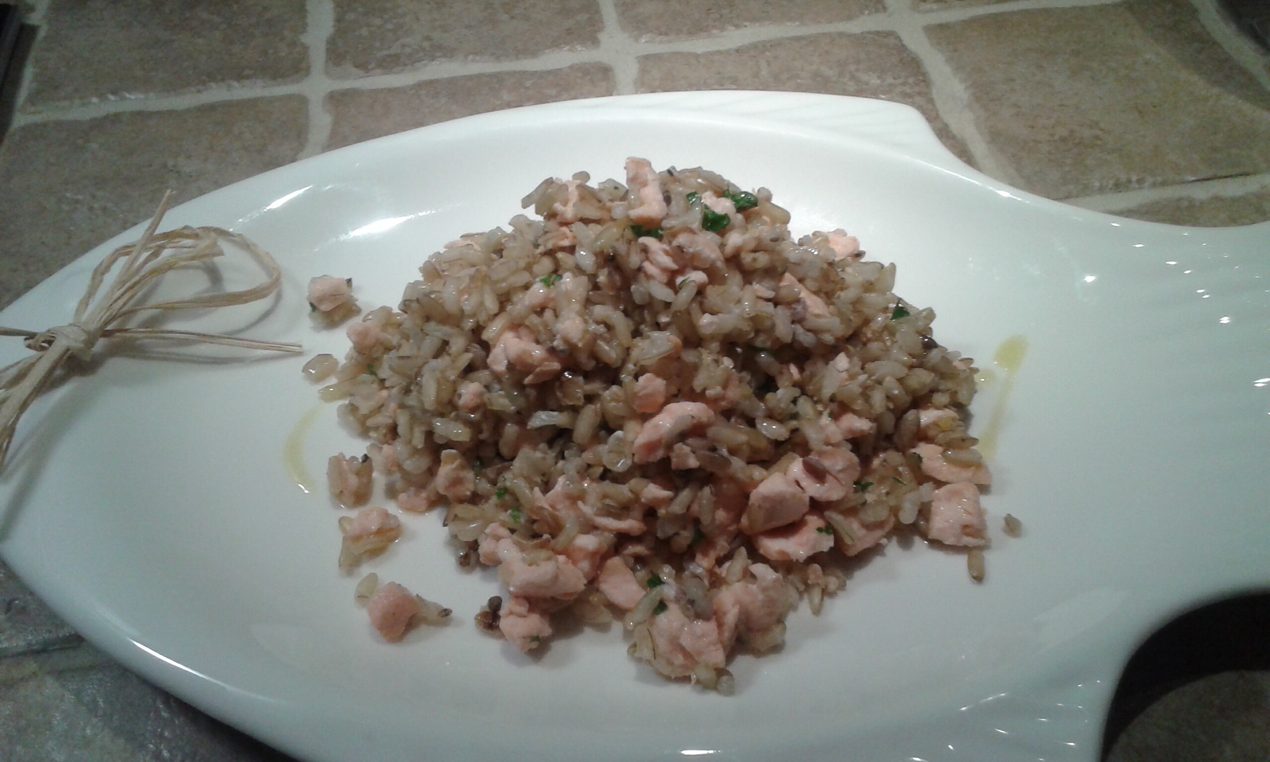Insalata di riso integrale con salmone fresco