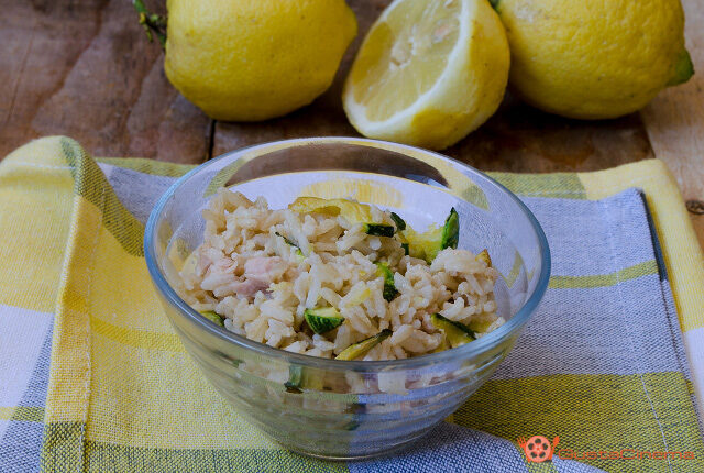 Insalata di riso integrale con tonno zucchine e limone