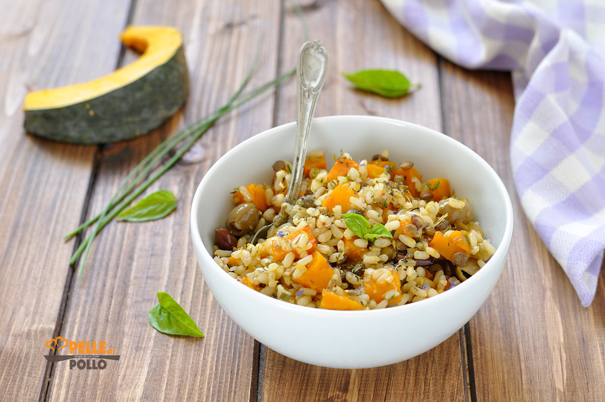 Insalata di riso integrale con zucca e legumi