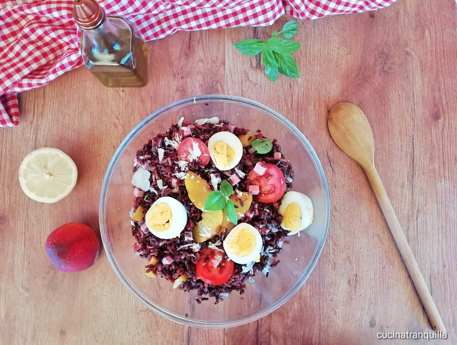 Insalata di riso integrale e di riso nero con pesche grigliate