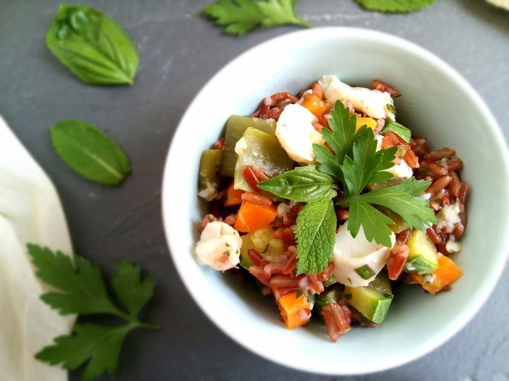 Insalata di riso rosso con nasello e verdure