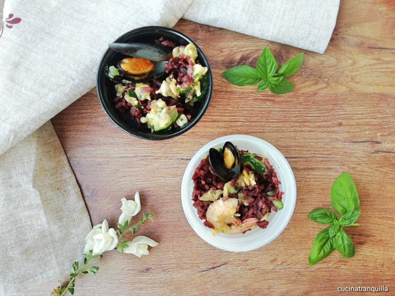 Insalata di riso rosso integrale ai frutti di mare con zucchine