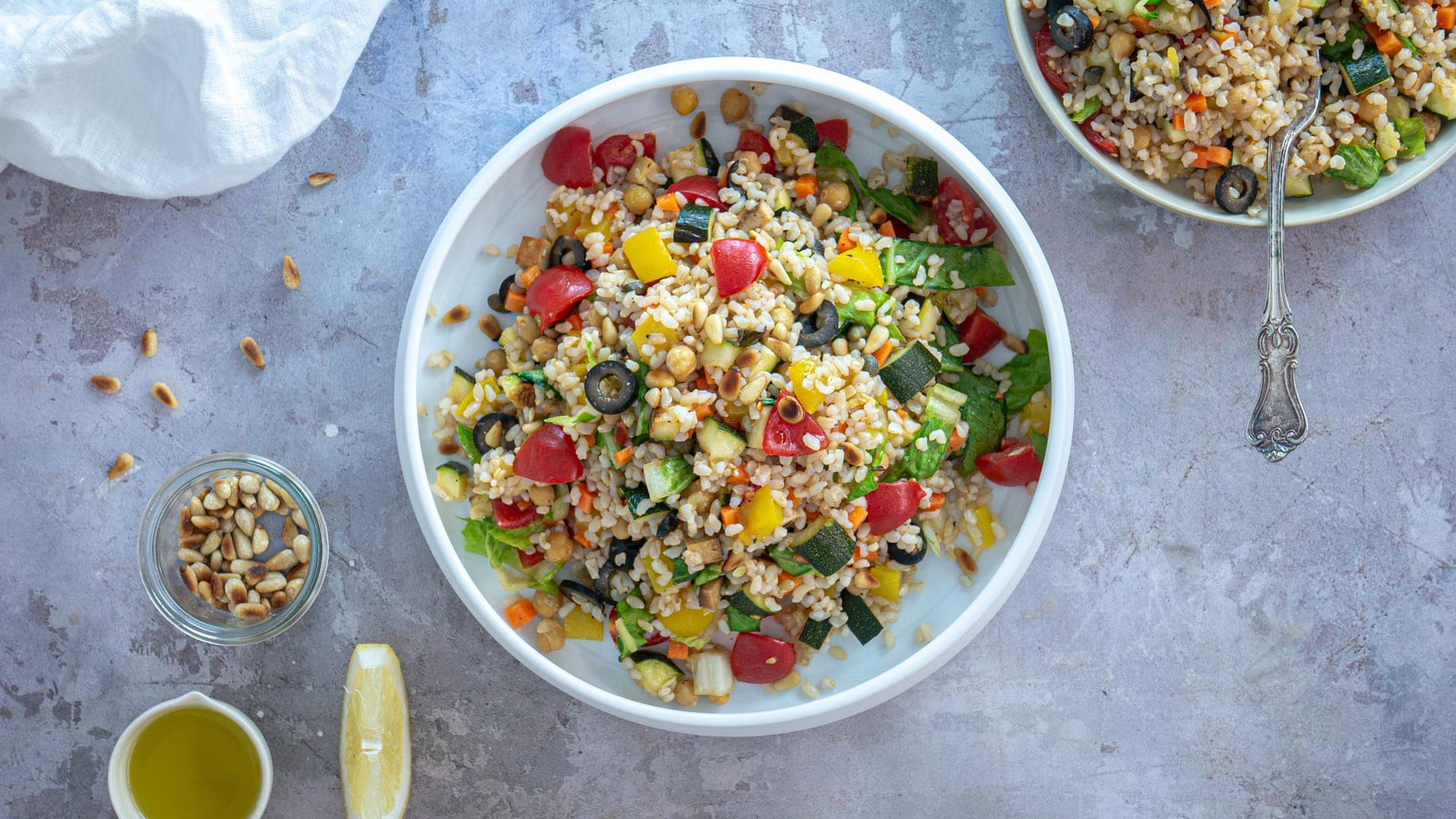 Insalata di riso vegana con verdure fresche
