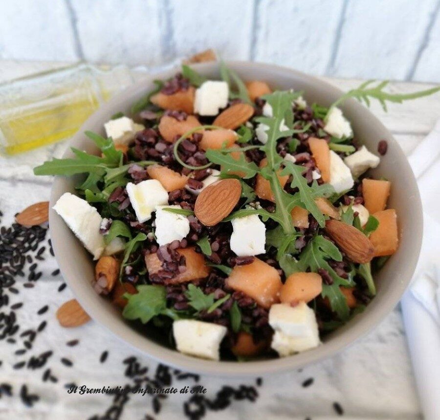Insalata di riso venere al melone e mandorle