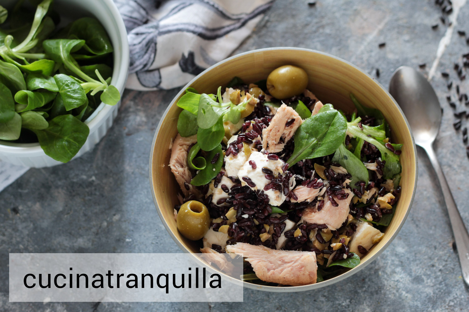 Insalata di riso venere con feta e tonno
