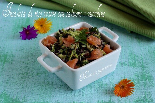 Insalata di riso venere con salmone e zucchine
