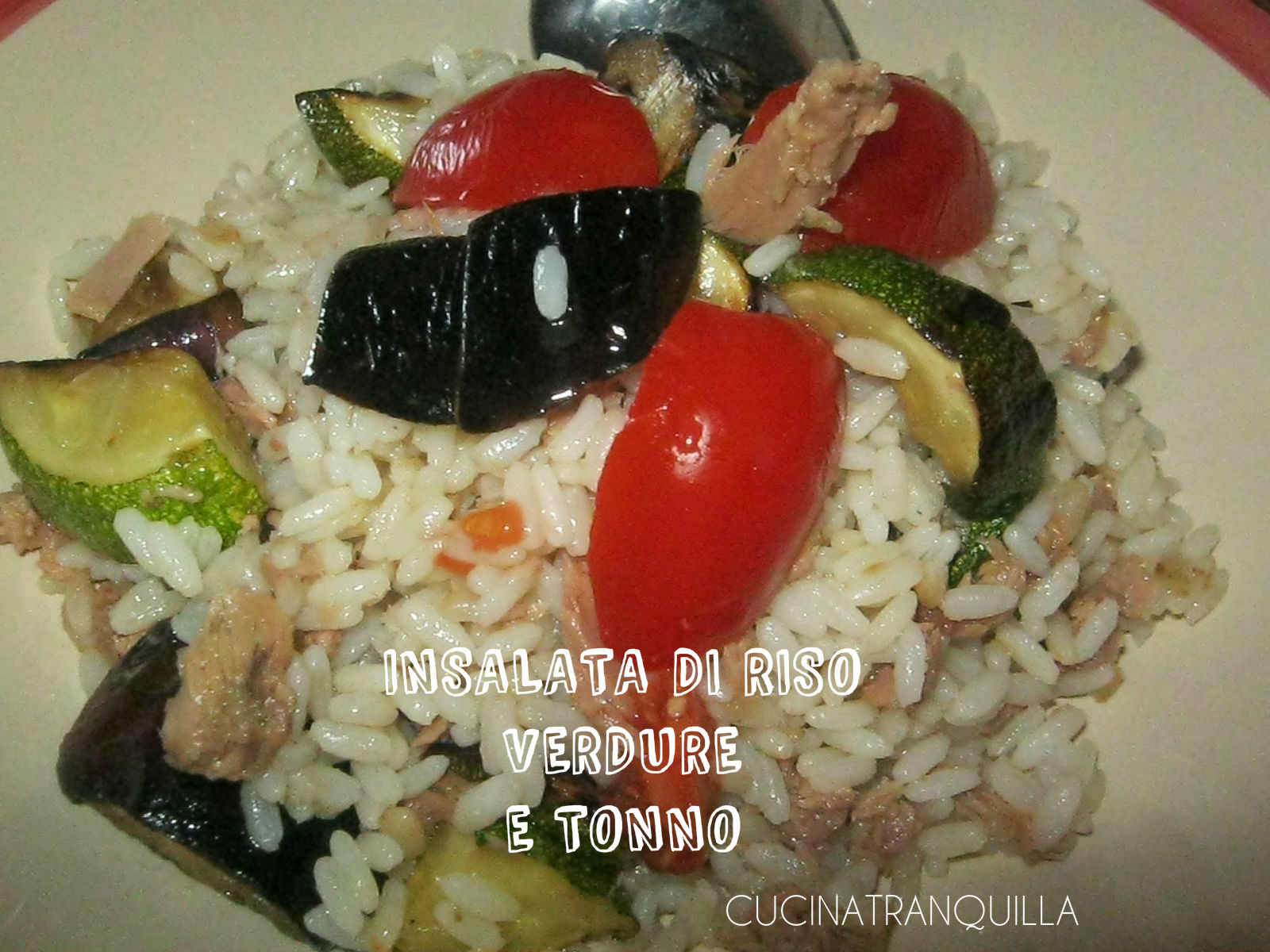 Insalata di riso, verdure e tonno