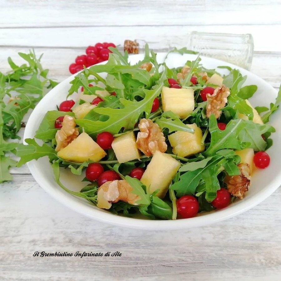 Insalata di rucola  ananas e noci
